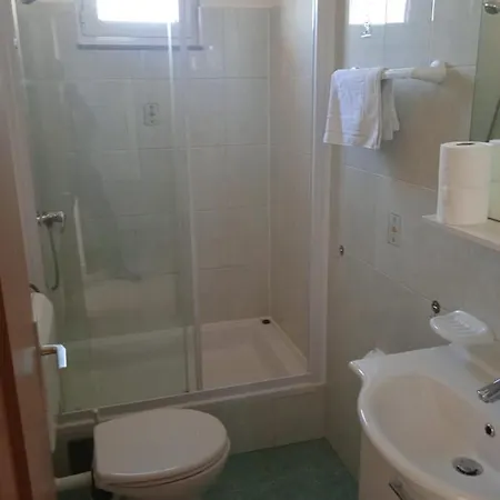 Апартаменты Luka With Balcony, Sea View And Free Parking Шибеник