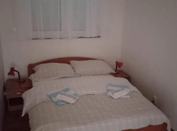 Luka With Balcony, Sea View And Free Parking